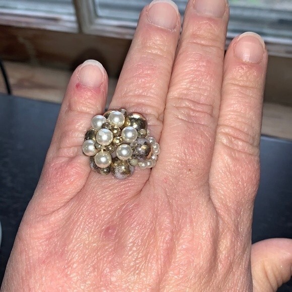 Gold white Pearl stretchy Ring - Picture 1 of 4
